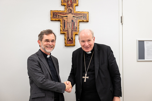 Erzbischof Grünwidl und Kardinal Schönborn. / Erzdiözese Wien/ Stephan Schönlaub Erzbischof Grünwidl und Kardinal Schönborn.